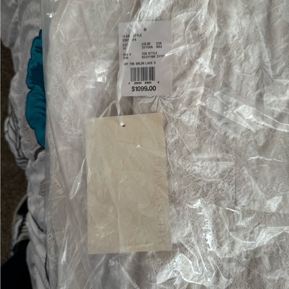 Elegant Lace Sleeveless wedding dress - Picture 13 of 15